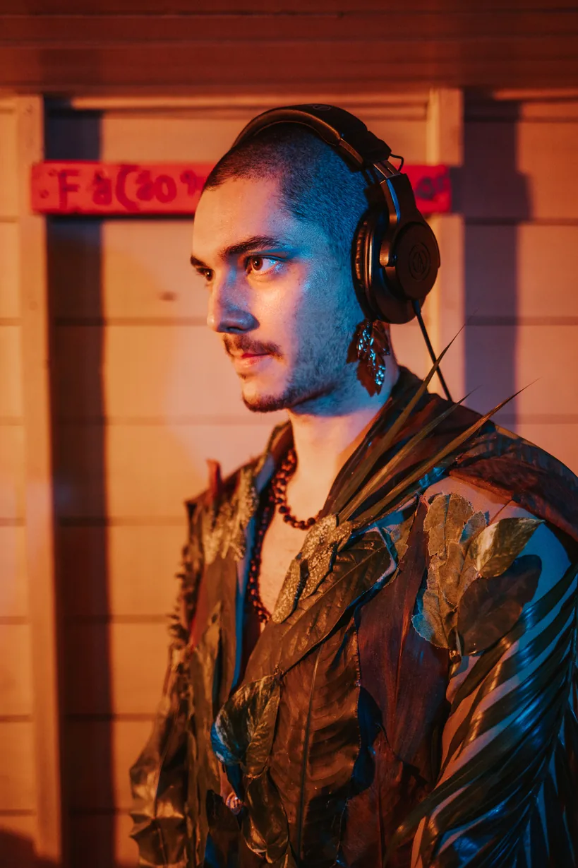 Retrato de Andrew Só com fones de ouvido em estúdio